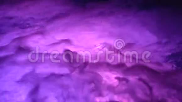 带灯光的紫色泡水洗手间水疗程序视频的预览图