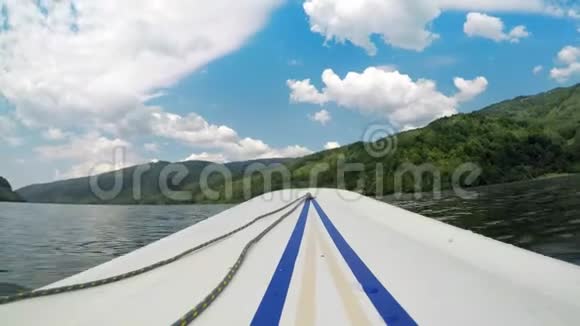 罗马尼亚湖泊中的POV长板视频的预览图