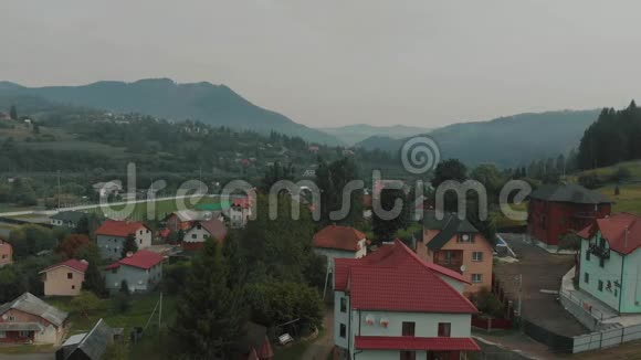 夏季喀尔巴阡山脉的鸟瞰图在山上的村庄视频的预览图
