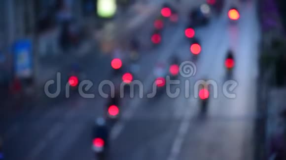bokeh抽象模糊背景节日交通黄橙绿红灯在道路上闪烁的圆形动画3D视频的预览图