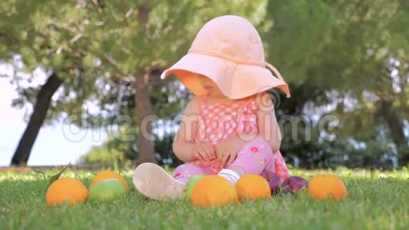 小公主在户外玩水果巴拿马的孩子在后院户外玩得很开心快乐童年概念视频的预览图