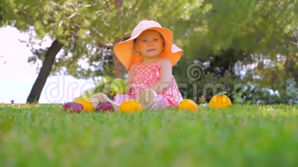 快乐的童年概念宝宝休闲活动女孩在户外玩水果巴拿马儿童享受乐趣视频的预览图