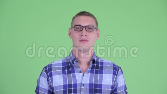 困惑的年轻髋关节置换眼镜视频的预览图