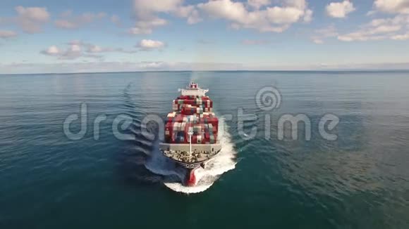 巨大的集装箱船在海浪中航行海景地平线蓝色的水4k视频的预览图