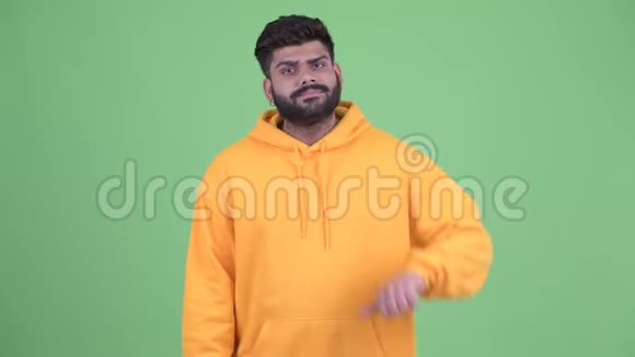 愤怒的年轻超重蓄着胡须的印度男人竖起大拇指视频的预览图