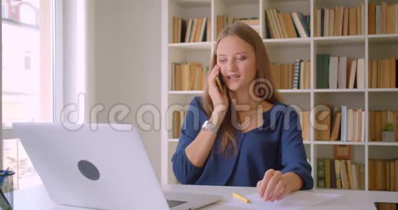 一位年轻的成功的有魅力的高加索女商人用手提电脑拍摄的特写镜头视频的预览图