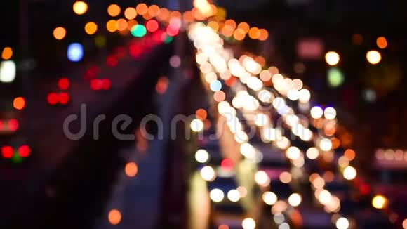 bokeh抽象模糊背景节日交通黄橙绿红灯在道路上闪烁的圆形动画3D视频的预览图