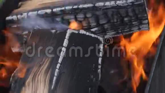 近景壁炉柴火和煤周围红光火焰4k镜头视频的预览图