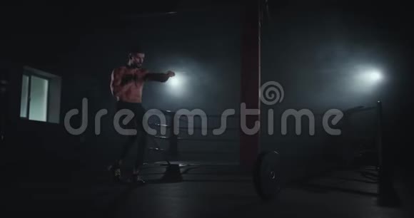 健身男子练习交叉健身课拳击准备开始锻炼训练视频的预览图