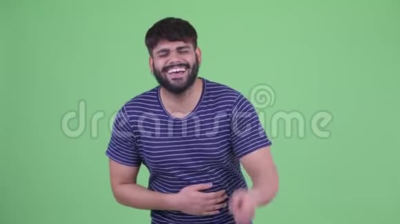 快乐的年轻超重留着胡须的印度男人笑着指着镜头视频的预览图