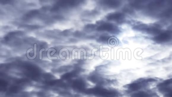 阴沉的天空太阳穿过云层视频的预览图