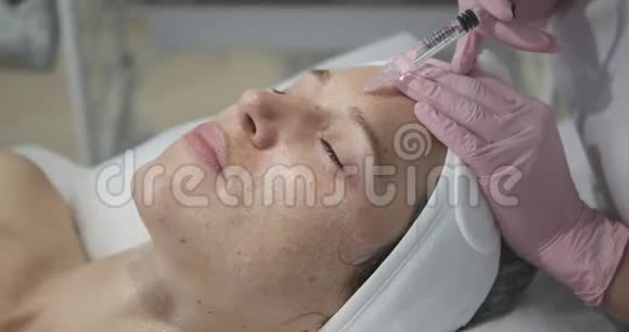 女人在额头上注射化妆品视频的预览图
