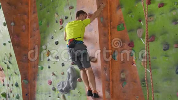 攀岩运动活动概念攀岩者上墙室内攀岩运动概念人工攀岩者视频的预览图