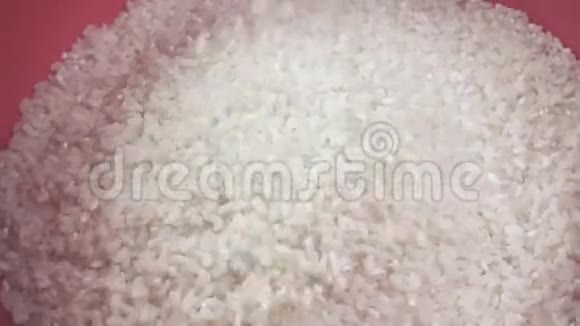 米饭卷进碗里视频的预览图