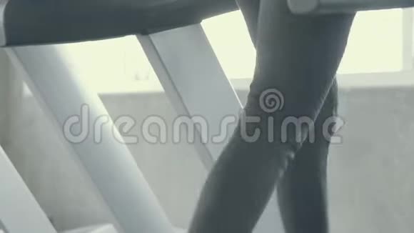 年轻人健身运动在健身房跑步机上跑步亚洲男人锻炼有氧运动疲劳锻炼身体视频的预览图