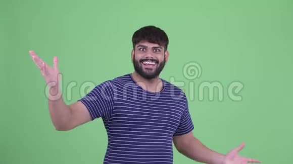 快乐的年轻体重超重留胡子的印度男人惊喜的手势视频的预览图
