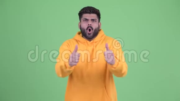 快乐的年轻体重超重留胡子的印度男人竖起大拇指看上去很兴奋视频的预览图