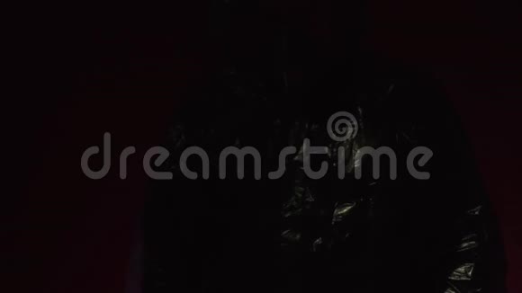 穿着暗红色背景防护服的科学家冠状病毒保护科罗纳病毒防护医用口罩视频的预览图