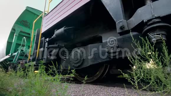 乘坐长货列车与大火车汽车的4k视频用于煤炭运输运输概念视频的预览图