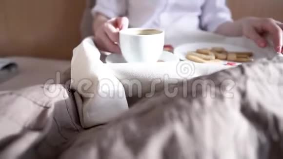 年轻女子在早床上吃一顿浪漫的早餐咖啡和文字爱从饼干情人节惊喜视频的预览图