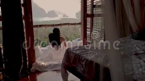 菲恩加湾日出时女子观日出观泰国菲恩加省萨美特南山视频的预览图