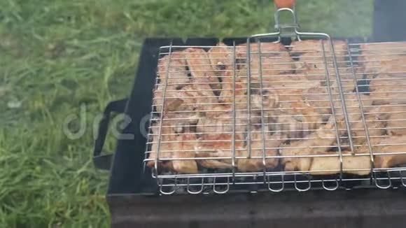 为一家公司在烤架上做的美味的肉视频的预览图