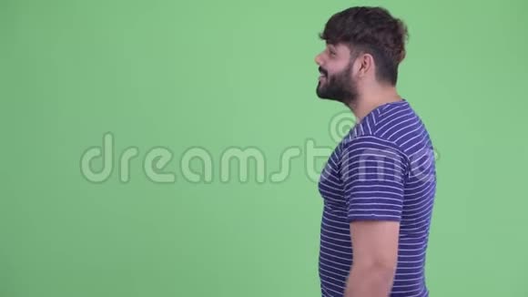 快乐年轻超重留胡子的印度男人谈论的概况视频的预览图