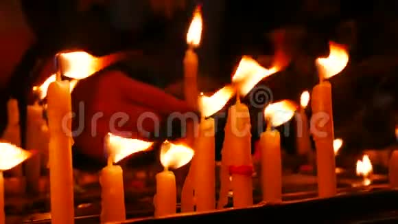 火焰传统蜡烛代替礼拜在灵性佛寺祈祷蜡烛火焰蜡烛燃烧温暖视频的预览图
