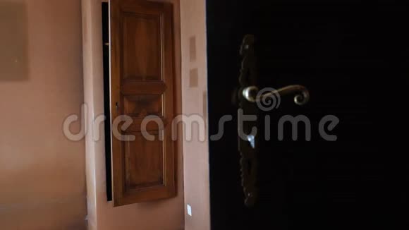 女人的剪影离开了房间的老式房子视频的预览图
