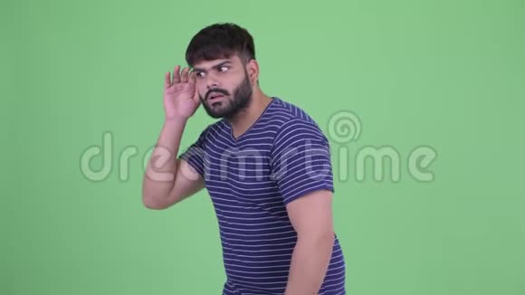 穿着的年轻超重留着胡须的印度男人在听和听到坏消息视频的预览图