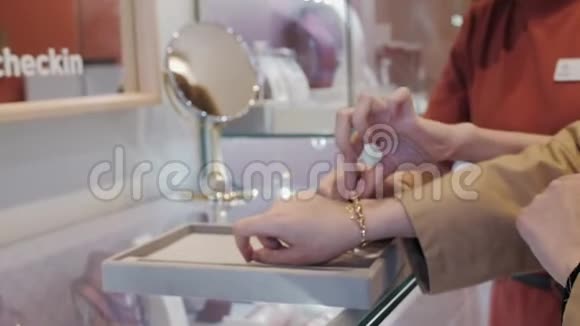 在珠宝店试金手镯的女人视频的预览图