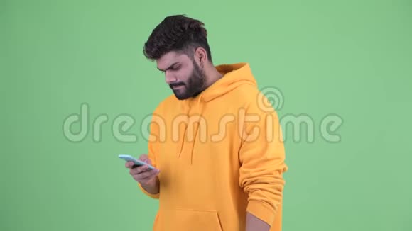 穿着年轻超重留着胡须的印度男人用电话接坏消息视频的预览图