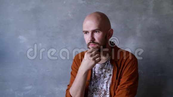 一张微笑英俊的中年秃头留胡子的肖像生活方式成就父亲的概念视频的预览图