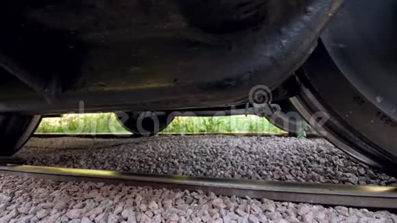 特写4k多利视频的工业铁路和大金属车轮上的货物列车车运输概念视频的预览图