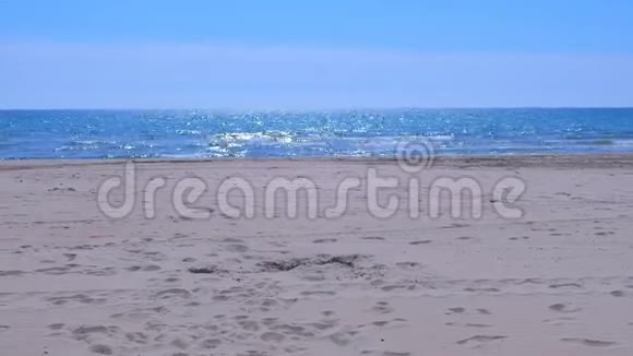 男士在沙滩上慢跑健康活跃的生活方式适合初学者跑步视频的预览图