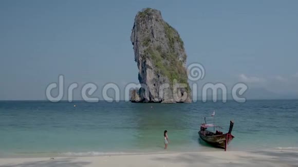 夫妇在泰国度假男女在岛上旅行访问KohPodaIslanKrabi泰国视频的预览图