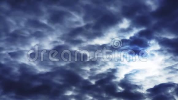 阴沉的天空太阳穿过云层视频的预览图