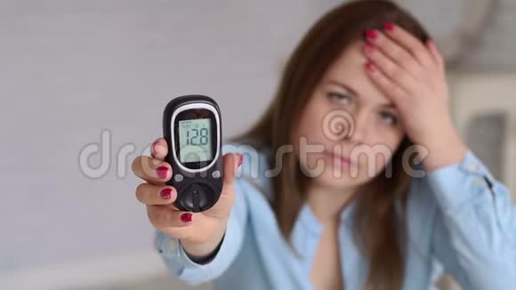 患有糖尿病的妇女持有血糖仪血液中的葡萄糖率很高视频的预览图