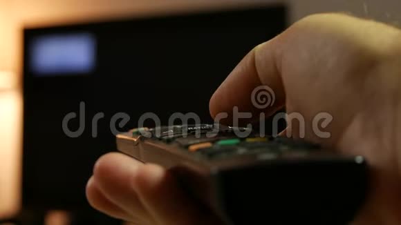 人手使用红外线遥控及切换电视频道视频的预览图