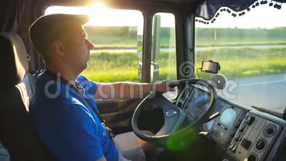 日落时分卡车司机在乡村骑行戴帽子的人控制他的卡车享受旅程视频的预览图