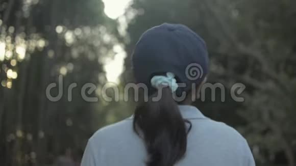 年轻漂亮的女人戴着帽子在普吉岛的红树林中穿过一条小径视频的预览图