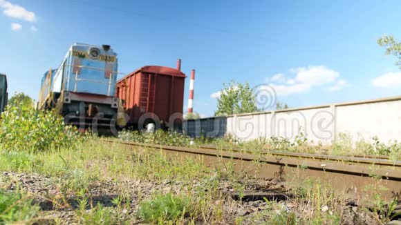 大厂废弃铁路上旧内燃机车4K视频运输和货物使用概念视频的预览图