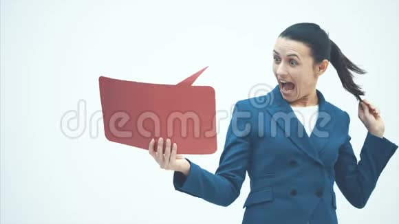 一位商界女性手持红色的演讲泡沫冲洗一张白色背景卡慢视频视频的预览图