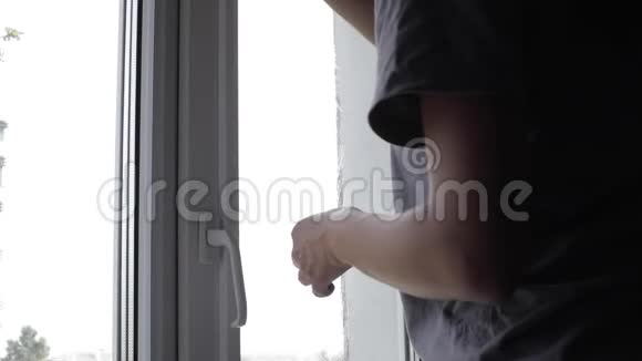 年轻女子正在家里洗窗户视频的预览图