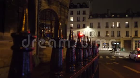 有汽车行人和防护栅栏的巴黎电影场景视频的预览图