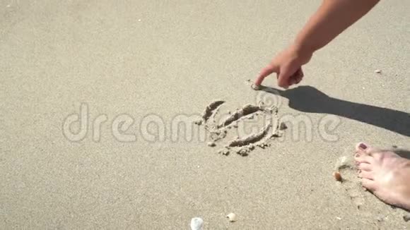 在沙滩上写夏日文字视频的预览图