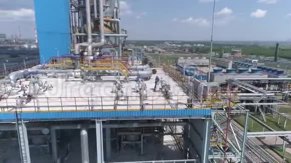 2名工程师在晴朗天气工作的工厂上空飞行视频的预览图