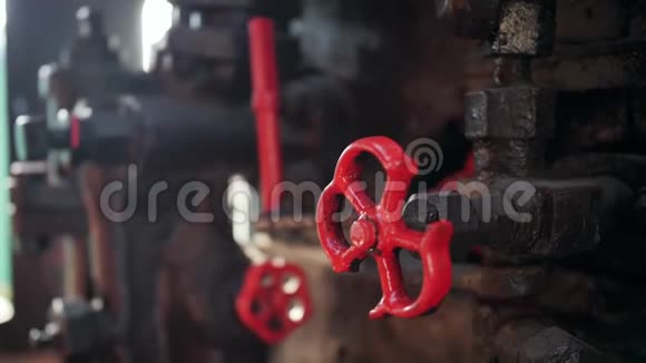 4k蒸汽机车用红色油漆的旧阀门和管道的特写视频视频的预览图