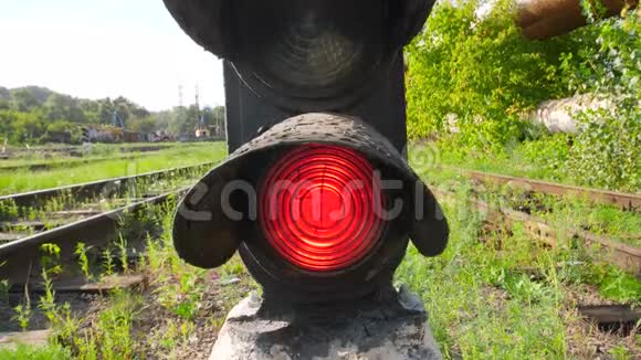 铁路道口旧铁路信号灯上摄像机向红灯移动的4k视频运输概念视频的预览图