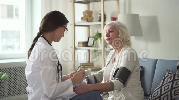 年轻护士测量血压在h时看望老年妇女视频的预览图
